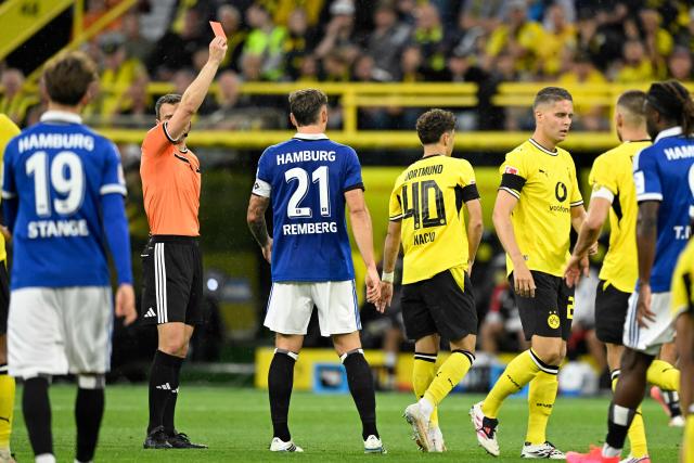 German referee Felix Zwayer shows a red card to Dortmund's Italian forward #40 Samuele Inacio vie for the ball during the German first division Bundesliga football match between BVB Borussia Dortmund and Hamburg SV in Dortmund, western Germany on August 29, 2026. (Photo by INA FASSBENDER / AFP) / DFL REGULATIONS PROHIBIT ANY USE OF PHOTOGRAPHS AS IMAGE SEQUENCES AND/OR QUASI-VIDEO