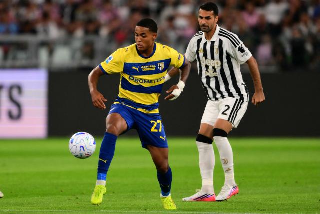 Parma's Swiss defender #27 Sascha Britschgi (L) and Juventus’ Turkish defender #2 Zeki Зelik (R) fight for the ball during the Italian Serie A football match between Juventus and Parma at the Allianz Stadium in Turin, on August 29, 2026. (Photo by Marco Bertorello / AFP)