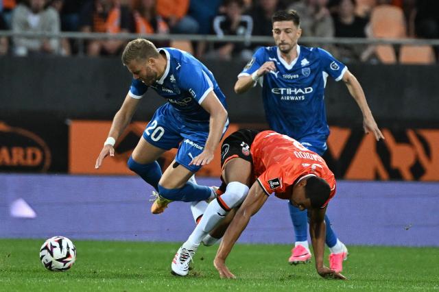 Troyes' French forward #20 Renaud Ripart (L) fights for the ball with Lorient's French midfielder #8 Noah Cadiou during the French L1 football match between FC Lorient and ESTAC Troyes at the Stade du Moustoir in Lorient, western France, on August 29, 2026. (Photo by Sebastien Salom-Gomis / AFP)
