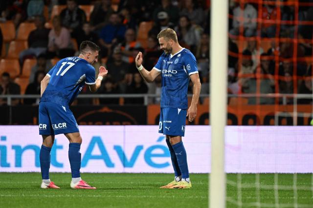 Troyes' French forward #20 Renaud Ripart (R) celebrates with teammates after scoring his team's first goal during the French L1 football match between FC Lorient and ESTAC Troyes at the Stade du Moustoir in Lorient, western France, on August 29, 2026. (Photo by Sebastien Salom-Gomis / AFP)