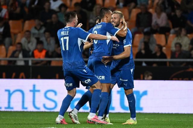 Troyes' French forward #20 Renaud Ripart (R) celebrates with teammates after scoring his team's first goal during the French L1 football match between FC Lorient and ESTAC Troyes at the Stade du Moustoir in Lorient, western France, on August 29, 2026. (Photo by Sebastien Salom-Gomis / AFP)