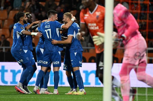 Troyes' French forward #20 Renaud Ripart (C) celebrates with teammates after scoring his team's first goal during the French L1 football match between FC Lorient and ESTAC Troyes at the Stade du Moustoir in Lorient, western France, on August 29, 2026. (Photo by Sebastien Salom-Gomis / AFP)