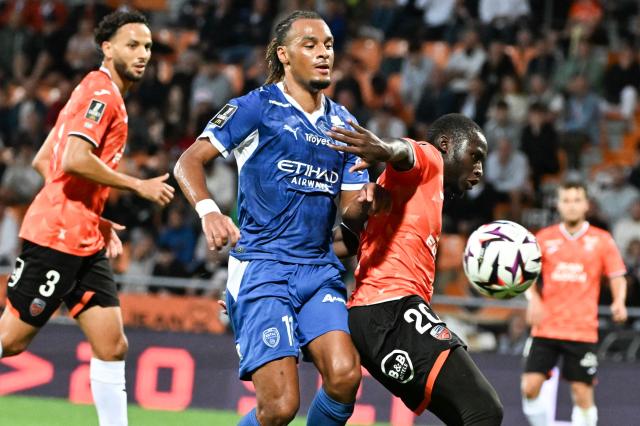 Troyes' French-Senegalese midfielder #11 Iron Gomis (L) and Lorient's Guinean defender #20 Dembo Sylla fight for the ball during the French L1 football match between FC Lorient and ESTAC Troyes at the Stade du Moustoir in Lorient, western France, on August 29, 2026. (Photo by Sebastien Salom-Gomis / AFP)
