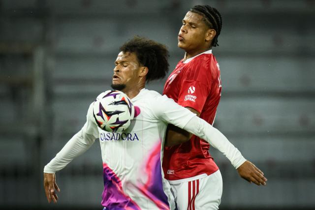 Brest's French forward #11 Axel Camblan (R) fights for the ball with Toulouse's Canadian forward #13 Jacen Russell-Rowe during the French L1 football match between Stade Brestois 29 and Toulouse Football Club at the Francis Le Ble stadium in Brest, western France on August 29, 2026. (Photo by Loic VENANCE / AFP)