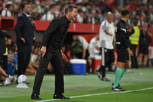 Atletico Madrid's Argentine coach Diego Simeone shouts to players during the Spanish league football match between Sevilla FC and Club Atletico de Madrid at the Ramon Sanchez Pizjuan stadium in Seville on August 29, 2026. (Photo by JORGE GUERRERO / AFP)