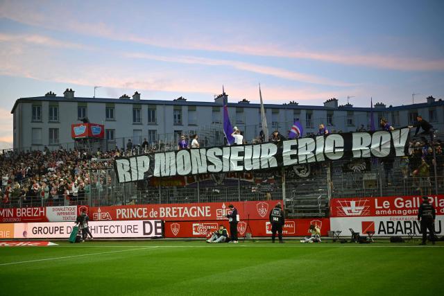 Toulouse's supporters display a tifo reading "RIP Mister Eric Roy" as a tribute to late Brest coach Eric Roy during the French L1 football match between Stade Brestois 29 and Toulouse Football Club at the Francis Le Ble stadium in Brest, western France on August 29, 2026. (Photo by Loic VENANCE / AFP)