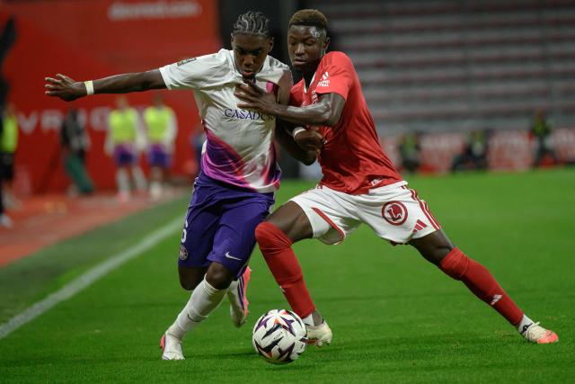 Toulouse's French midfielder #06 Alexis Vossah (L) fights for the ball with Brest's Senegalese forward #09 Pathe Mboup during the French L1 football match between Stade Brestois 29 and Toulouse Football Club at the Francis Le Ble stadium in Brest, western France on August 29, 2026. (Photo by Loic VENANCE / AFP)