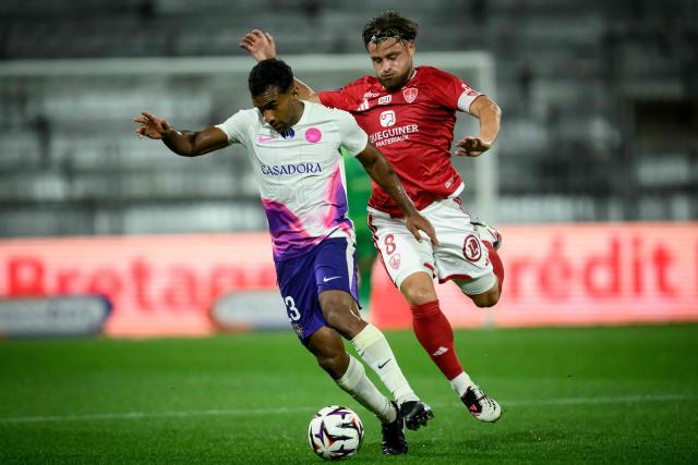 Toulouse's Venezuelan midfielder #23 Cristian Casseres Jr. (L) fights for the ball with Brest's French midfielder #08 Hugo Magnetti during the French L1 football match between Stade Brestois 29 and Toulouse Football Club at the Francis Le Ble stadium in Brest, western France on August 29, 2026. (Photo by Loic VENANCE / AFP)