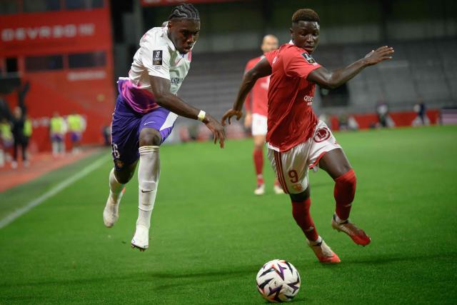 Toulouse's French midfielder #06 Alexis Vossah (L) fights for the ball with Brest's Senegalese forward #09 Pathe Mboup during the French L1 football match between Stade Brestois 29 and Toulouse Football Club at the Francis Le Ble stadium in Brest, western France on August 29, 2026. (Photo by Loic VENANCE / AFP)