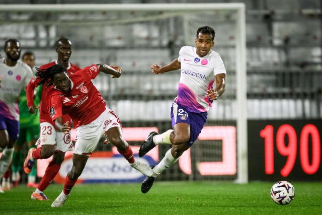 Toulouse's Venezuelan midfielder #23 Cristian Casseres Jr. (R) controls the ball during the French L1 football match between Stade Brestois 29 and Toulouse Football Club at the Francis Le Ble stadium in Brest, western France on August 29, 2026. (Photo by Loic VENANCE / AFP)