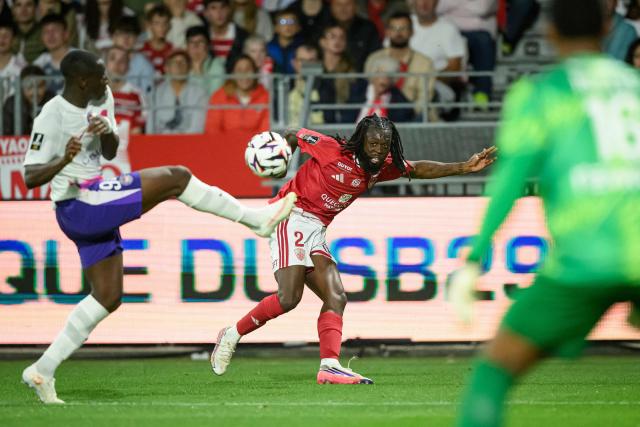 Brest's French defender #02 Bradley Locko (C) fights for the ball with Toulouse's French-Senegalese defender #94 Ismail Diallo during the French L1 football match between Stade Brestois 29 and Toulouse Football Club at the Francis Le Ble stadium in Brest, western France on August 29, 2026. (Photo by Loic VENANCE / AFP)
