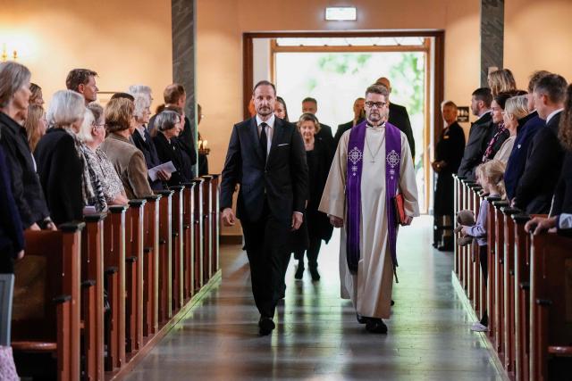 Norway's King Haakon VIII (L), accompanied by Dean Oyvind Stabrun (R) and followed by Crown Princess Ingrid Alexandra, Queen Sonja and Prince Sverre Magnus, walks down the aisle to attend a memorial church service for the late King Harald V at Asker Church in Asker, Norway, on August 30, 2026. King Harald V of Norway, who died on August 28, 2026 aged 89, remained a unifying figure in his country until the very end, a pillar of stability amid a string of family scandals that tarnished the final years of his reign. (Photo by Cornelius Poppe / NTB / AFP) / Norway OUT