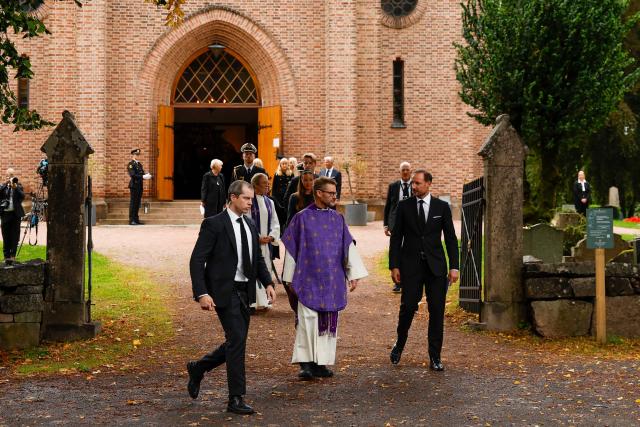 Norway's King Haakon VIII (R) speaks with Dean Oyvind Stabrun (C) as he leaves Asker Church after attending a memorial church service for his late father, King Harald V, in Asker, Norway, on August 30, 2026. King Harald V of Norway, who died on August 28, 2026 aged 89, remained a unifying figure in his country until the very end, a pillar of stability amid a string of family scandals that tarnished the final years of his reign. (Photo by Odd ANDERSEN / AFP)