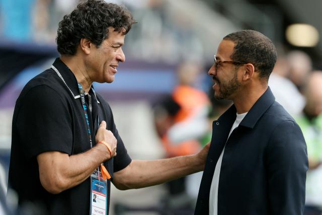Raimundo Souza Vieira de Oliveira, Paris FC's shareholder and ambassador, talks with Paris FC's English headcoach Liam Rosenior before the French L1 football match between Paris FC and OGC Nice at the Stade Jean-Bouin in Paris on August 30, 2026. (Photo by Thomas SAMSON / AFP)