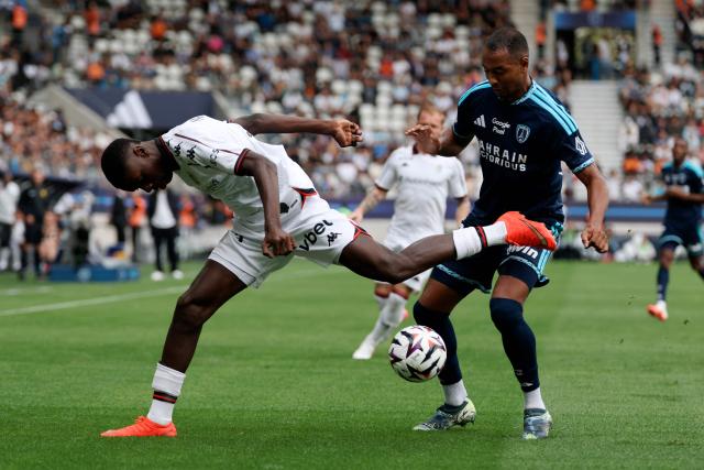 TOPSHOT - Nice's French midfielder #35 Xavier Mandza and Paris FC's French defender #31 Samir Chergui fight for the ball during the French L1 football match between Paris FC and OGC Nice at the Stade Jean-Bouin in Paris on August 30, 2026. (Photo by Thomas SAMSON / AFP)