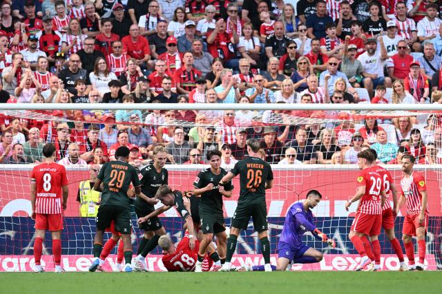 Bremen's Polish midfilder #23 Dariusz Stalmach (C) celebrates after scoring his team first goal during the German first division Bundesliga football match between SC Freiburg and Werder Bremen in Freiburg, southern Germany, on August 30, 2026. (Photo by THOMAS KIENZLE / AFP) / DFL REGULATIONS PROHIBIT ANY USE OF PHOTOGRAPHS AS IMAGE SEQUENCES AND/OR QUASI-VIDEO