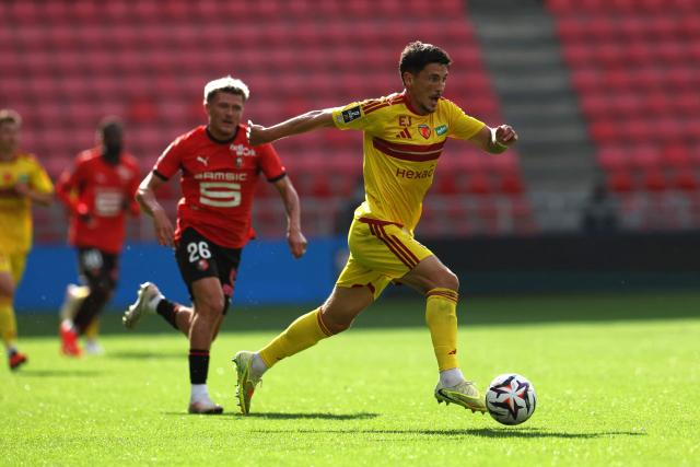 Le Mans' French defender #18 Lucas Buades runs with the ball during the French L1 football match between Stade Rennais FC and Le Mans FC at the Roazhon Park stadium in Rennes, western France, on August 30, 2026. (Photo by Alain JOCARD / AFP)