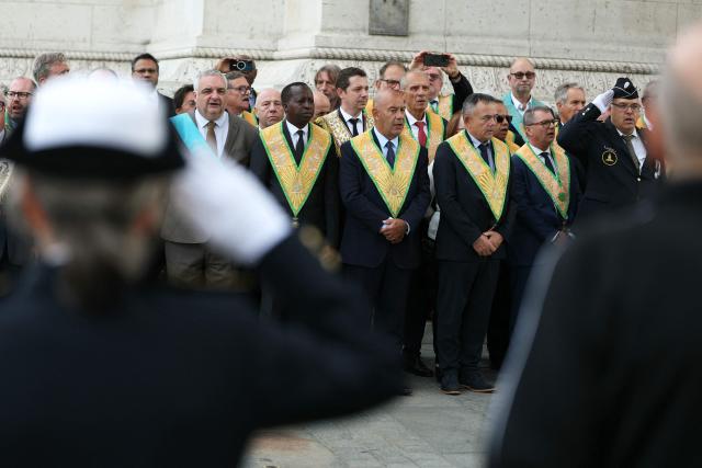 Members of the Freemasonic organization The Grand Orient de France (GODF) pay their respects on the tomb of the Unknown Soldier under the Arc de Triomphe Monument in Paris on August 30, 2026. (Photo by Thomas SAMSON / AFP)