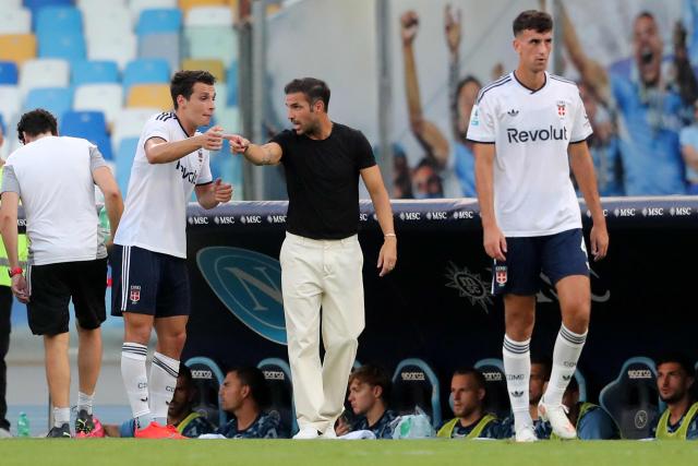 Como's Spanish coach Cesc Fabregas speaks with Como's Greek striker #09 Anastasios Douvikas during the Italian Serie A football match between Napoli and Como at the Diego Armando Maradona stadium in Naples on August 30, 2026. (Photo by Carlo Hermann / AFP)