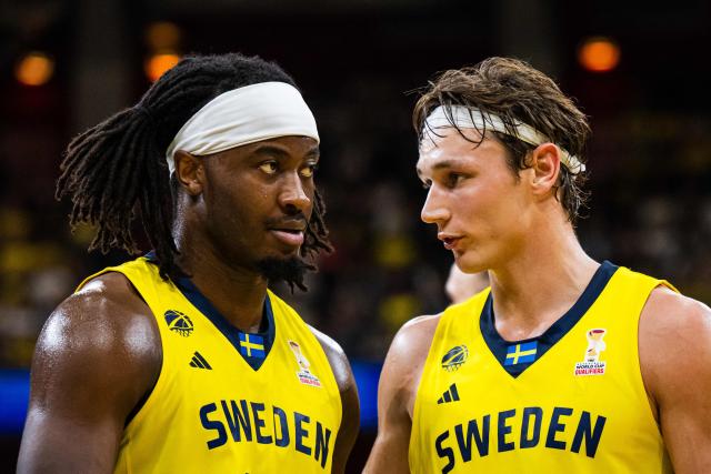 Sweden's power forward #27 Zaba Bangala and Sweden's guard #09 Pelle Larsson during the FIBA 2027 World Cup qualifying basketball match, 2nd round Group L, between Sweden and France at Avicii Arena in Stockholm, on August 30, 2026. (Photo by Jonathan NACKSTRAND / AFP)