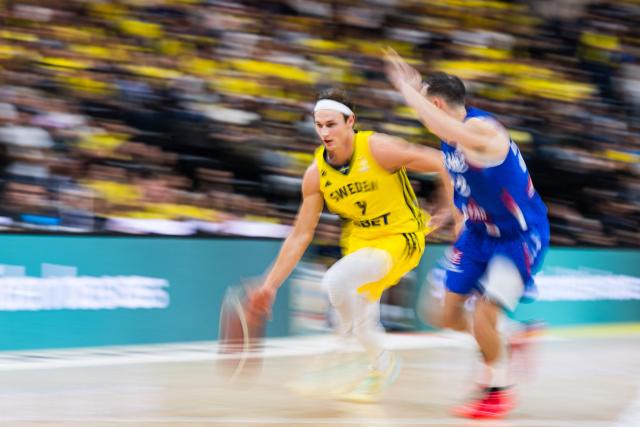 Sweden's guard #09 Pelle Larsson runs with the ball during the FIBA 2027 World Cup qualifying basketball match, 2nd round Group L, between Sweden and France at Avicii Arena in Stockholm, on August 30, 2026. (Photo by Jonathan NACKSTRAND / AFP)