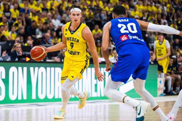 Sweden's guard #09 Pelle Larsson controls the ball during the FIBA 2027 World Cup qualifying basketball match, 2nd round Group L, between Sweden and France at Avicii Arena in Stockholm, on August 30, 2026. (Photo by Jonathan NACKSTRAND / AFP)