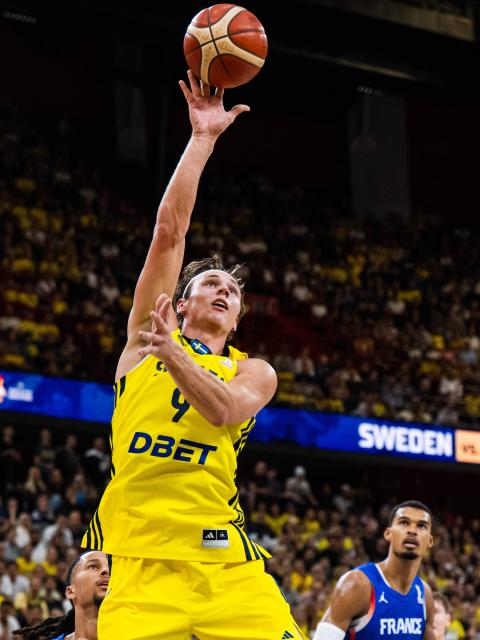 Sweden's guard #09 Pelle Larsson shoots the ball during the FIBA 2027 World Cup qualifying basketball match, 2nd round Group L, between Sweden and France at Avicii Arena in Stockholm, on August 30, 2026. (Photo by Jonathan NACKSTRAND / AFP)