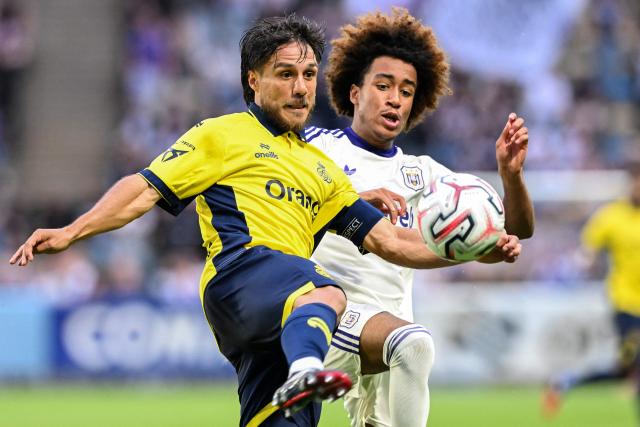 Union SG's Argentine defender #05 Kevin Mac Allister (L) and Anderlecht's Belgian midfielder #61 Joshua Nga Kana (R) fight for the ball during the Belgian "Pro League" First Division football match between Union Saint-Gilloise and RSC Anderlecht at Stade Joseph Marien in Brussels on August 30, 2026. (Photo by JILL DELSAUX / Belga / AFP) / Belgium OUT