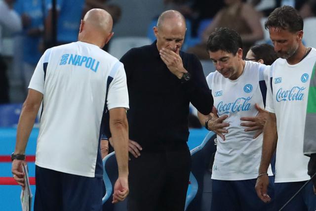 Napoli's Italian coach Massimiliano Allegri speaks with staff during the Italian Serie A football match between Napoli and Como at the Diego Armando Maradona stadium in Naples on August 30, 2026. (Photo by Carlo Hermann / AFP)