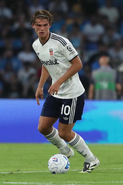 Como's Argentinian midfielder #10 Nicolas Paz controls the ball during the Italian Serie A football match between Napoli and Como at the Diego Armando Maradona stadium in Naples on August 30, 2026. (Photo by Carlo Hermann / AFP)