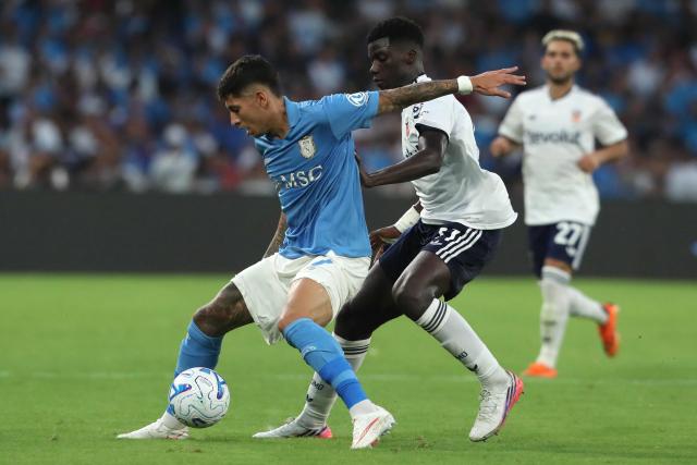 Como's Senegalese forward #11 Assane Diao fights for the ball with Napoli's Uruguayan defender #17 Mathias Olivera during the Italian Serie A football match between Napoli and Como at the Diego Armando Maradona stadium in Naples on August 30, 2026. (Photo by Carlo Hermann / AFP)
