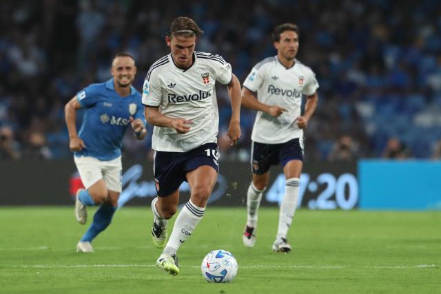 Como's Argentinian midfielder #10 Nicolas Paz controls the ball during the Italian Serie A football match between Napoli and Como at the Diego Armando Maradona stadium in Naples on August 30, 2026. (Photo by Carlo Hermann / AFP)