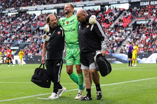 Le Mans' French goalkeeper #98 Nicolas Kocik (C) is helped as he leaves the pitch injured during the French L1 football match between Stade Rennais FC and Le Mans FC at the Roazhon Park stadium in Rennes, western France, on August 30, 2026. (Photo by Alain JOCARD / AFP)
