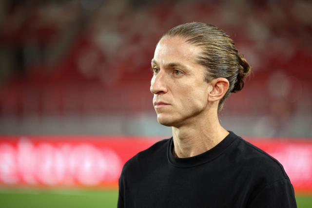 Monaco's Brazilian head coach Filipe Luis looks on during the French L1 football match between AS Monaco and Olympique de Marseille (OM) at the Stade Louis II in the Principality of Monaco on August 30, 2026. (Photo by Valery HACHE / AFP)