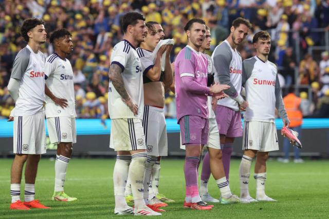 Anderlecht's players react after losing after the Belgian "Pro League" First Division football match between Union Saint-Gilloise and RSC Anderlecht at Stade Joseph Marien in Brussels on August 30, 2026. (Photo by VIRGINIE LEFOUR / Belga / AFP) / Belgium OUT