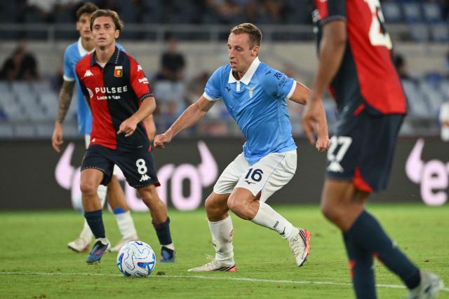 Lazio's Italian midfielder #16 Davide Frattesi (C) runs with the ball during the Italian Serie A football match between Lazio and Genoa at the Olympic Stadium in Rome on August 30, 2026. (Photo by Alberto PIZZOLI / AFP)