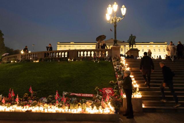 Mourners pay their respects as they gather at a makeshift memorial to pay tribute to King Harald V of Norway who passed away, at the Royal Palace square in Oslo on August 30, 2026. King Harald V of Norway, who died on August 28, 2026 aged 89, remained a unifying figure in his country until the very end, a pillar of stability amid a string of family scandals that tarnished the final years of his reign. (Photo by Odd Andersen / AFP)
