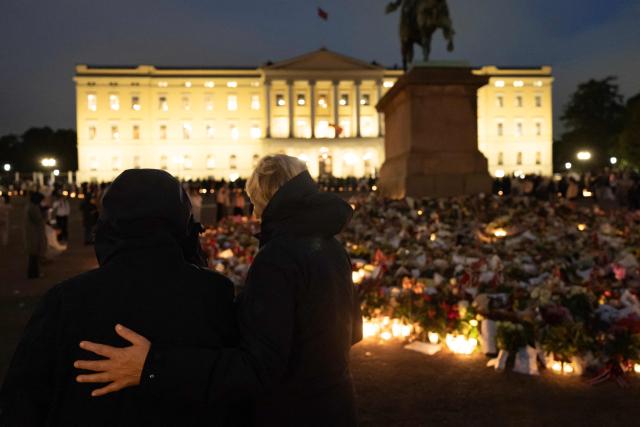 Mourners brave the rain as they gather at a makeshift memorial to pay tribute to King Harald V of Norway who passed away, at the Royal Palace square in Oslo on August 30, 2026. King Harald V of Norway, who died on August 28, 2026 aged 89, remained a unifying figure in his country until the very end, a pillar of stability amid a string of family scandals that tarnished the final years of his reign. (Photo by Odd Andersen / AFP)