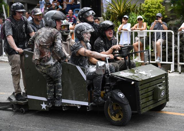 Revelers compete in a downhill makeshift car fun race during the "Festival de Descenso y Adrenalina" in Medellin, Colombia on August 30, 2026. (Photo by JAIME SALDARRIAGA / AFP)
