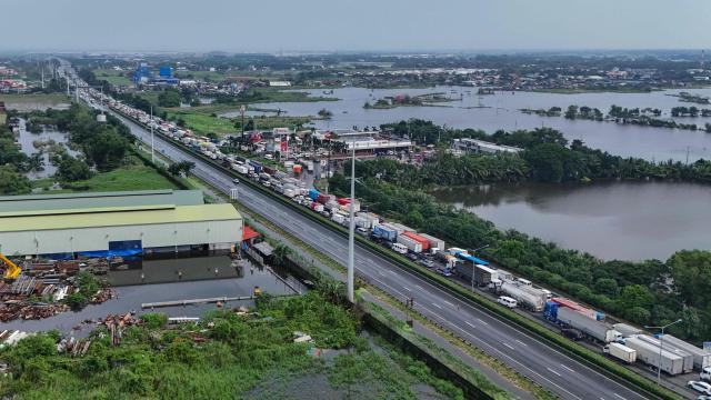 Heavy traffic is seen along the North Luzon Expressway after parts of it flooded due to heavy rains brought by the southwest monsoon in Pampanga on August 31, 2026. (Photo by Jam STA ROSA / AFP)