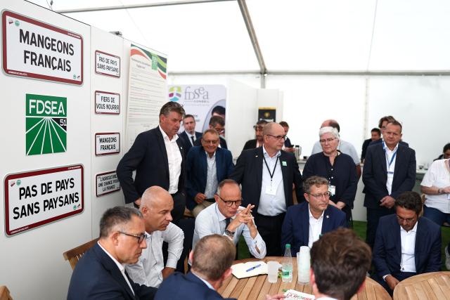 Candidate for France’s 2027 presidential election for the right-wing Horizons party and Mayor of Le Havre Edouard Philippe meets Marne Department Federation of Agricultural Holders' Unions members (FDSEA 51) during his visit to the agricultural fair in Chвlons-en-Champagne, northeastern France on August 31, 2026. (Photo by Sameer AL-DOUMY / AFP)