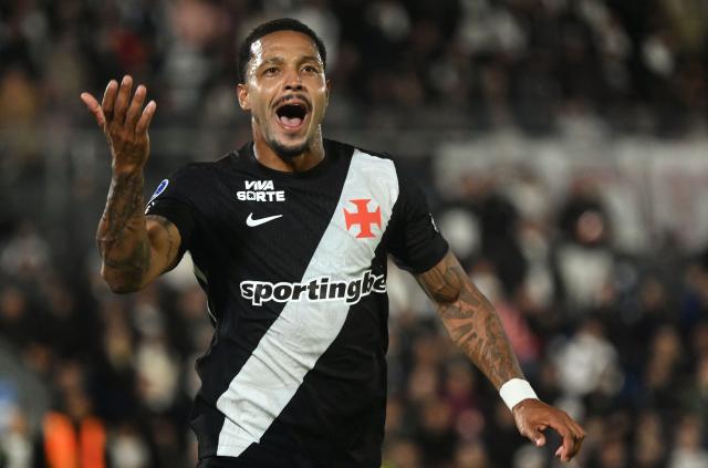(FILES) Vasco da Gama's forward #07 David celebrates scoring his team's second goal during the second leg of the Copa Sudamericana round of 16 football match between Paraguay's Olimpia and Brazil's Vasco da Gama, at the Defensores del Chaco stadium in Asuncion, on August 20, 2026. On August 31, 2026, Brazilian police launched an operation against a criminal organization involved in drug and arms trafficking and money laundering, which, according to local media, has Vasco da Gama forward David Correa, simply known as David as one of its targets. (Photo by DANIEL DUARTE / AFP)