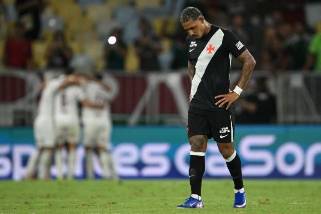 (FILES) Vasco da Gama's forward #07 David reacts while Fluminense players celebrate their second goal during the Brasileirao Serie A football match between Vasco da Gama and Fluminense at the Maracana Stadium in Rio de Janeiro, Brazil, on March 18, 2026. On August 31, 2026, Brazilian police launched an operation against a criminal organization involved in drug and arms trafficking and money laundering, which, according to local media, has Vasco da Gama forward David Correa, simply known as David as one of its targets. (Photo by MAURO PIMENTEL / AFP)