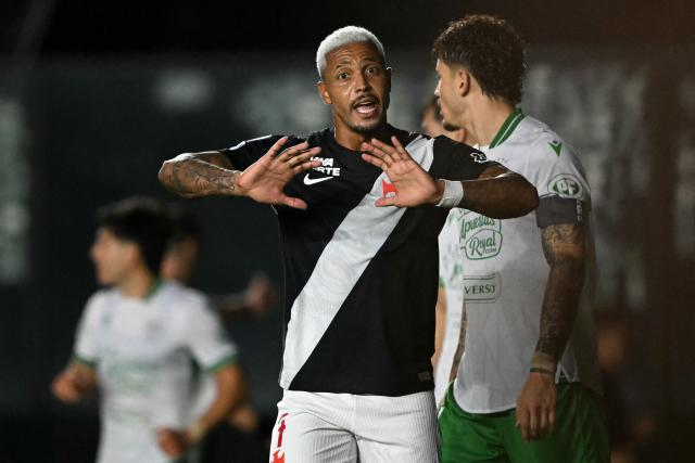 (FILES) Vasco da Gama's forward #07 David reacts during the Copa Sudamericana group stage football match between Brazil's Vasco da Gama and Chile's Audax Italiano at Sao Januario stadium in Rio de Janeiro, Brazil on April 14, 2026. On August 31, 2026, Brazilian police launched an operation against a criminal organization involved in drug and arms trafficking and money laundering, which, according to local media, has Vasco da Gama forward David Correa, simply known as David as one of its targets. (Photo by MAURO PIMENTEL / AFP)
