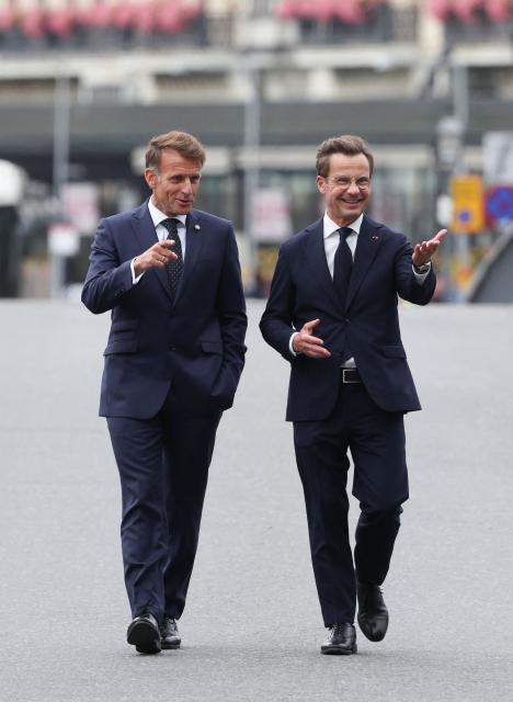 French President Emmanuel Macron (L) and Swedish Prime Minister Ulf Kristersson walk in Stockholm, Sweden, on August 31, 2026, ahead of the signing of a 4.3-billion-euro contract for Sweden’s acquisition of four French-built defence and intervention frigates (FDI). (Photo by Ludovic MARIN / AFP)