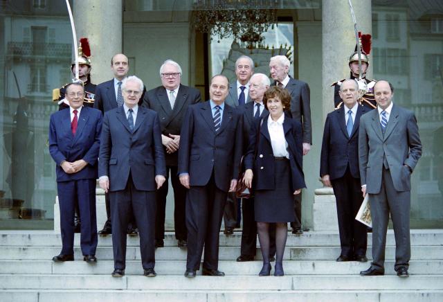 (FILES) French Prime Ministers of the Fifth Republic (L-R 2nd row) Alain Juppé, Pierre Mauroy, Edouard Balladur, Maurice Couve de Murville, and L-R, 1st row) Michel Rocard, Lionel Jospin, Jacques Chirac, Pierre Messmer, Edith Cresson, Raymond Barre and Laurent Fabius, pose on the steps of the Elysée Palace in Paris, after a lunch organized by President Jacques Chirac to celebrate the advent of the euro, on May 6, 1998. Former Prime Minister Edouard Balladur died on August 31, 2026 in Paris at the age of 97, his family told AFP. (Photo by MICHEL GANGNE / AFP)