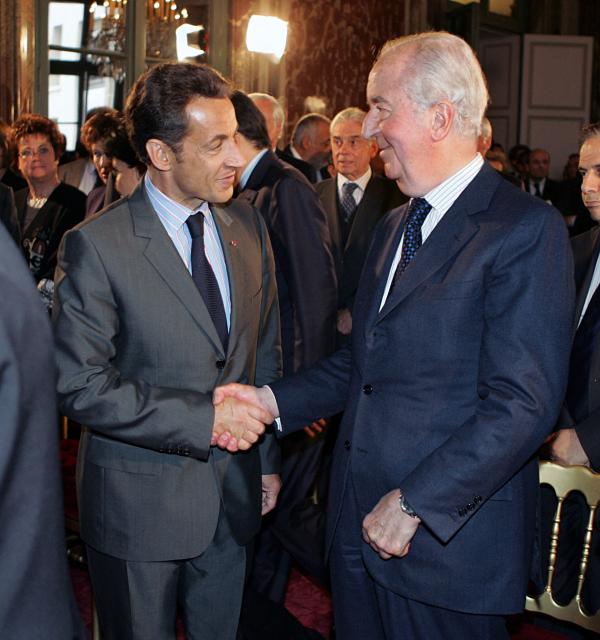 (FILES) French President Nicolas Sarkozy (L) shakes hands with former Prime minister Edouard Balladur, at the Justice Ministry in Paris during a ceremony held to seal new amendments to the French Constitution, on October 1, 2008. Former Prime Minister Edouard Balladur died on August 31, 2026 in Paris at the age of 97, his family told AFP. (Photo by REMY DE LA MAUVINIERE / POOL / AFP)