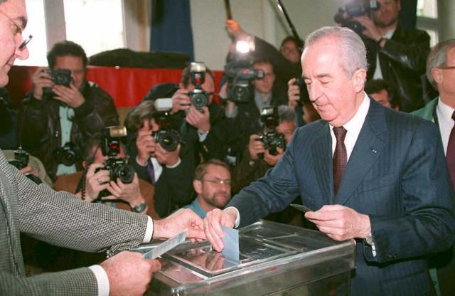 (FILES) French Prime Minister and presidential candidate Edouard Balladur casts his ballot as he votes for the first round of the French presidential elections in Paris, on April 23, 1995. Former Prime Minister Edouard Balladur died on August 31, 2026 in Paris at the age of 97, his family told AFP. (Photo by JOEL ROBINE / AFP)
