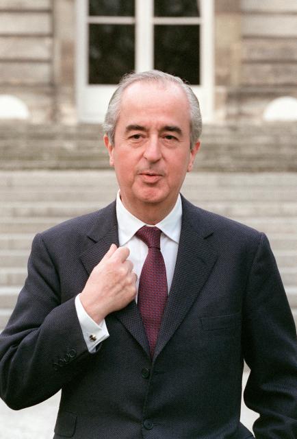 (FILES) French Prime Minister Edouard Balladur poses in the garden of the Hôtel Matignon in Paris, on March 31, 1993, two days after his appointment as Prime Minister by President François Mitterrand. Former Prime Minister Edouard Balladur died on August 31, 2026 in Paris at the age of 97, his family told AFP. (Photo by PASCAL PAVANI / AFP)