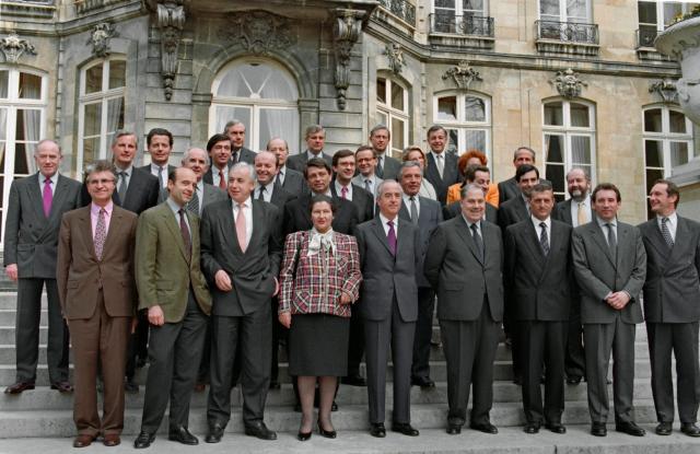 (FILES) French Prime Minister Edouard Balladur poses with all the members of his governement outside Hotel de Matignon in Paris on March 31, 1993. Former Prime Minister Edouard Balladur died on August 31, 2026 in Paris at the age of 97, his family told AFP. (Photo by GERARD FOUET / AFP)